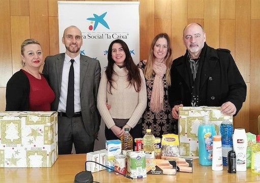 La Obra Social «La Caixa» colabora con Cáritas entregando 250 lotes de alimentos e higiene personal.