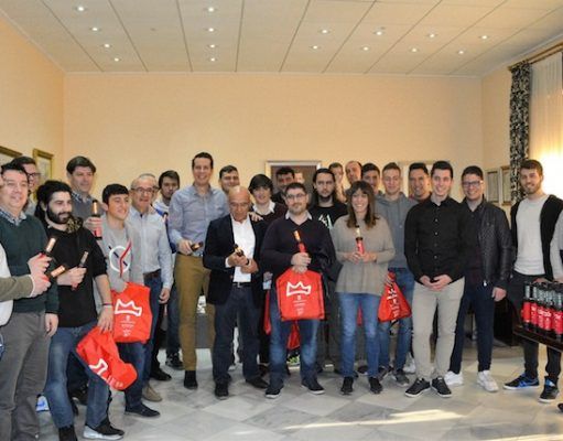 Los alumnos del IES La Torreta han entregado al Ayuntamiento las doscientas antorchas led que se utilizarán en la Bajada de Bolón