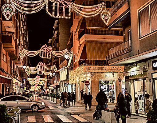 Comienza la instalación de las luces de Navidad en Elda, Rubén Alfaro lamenta el retraso.