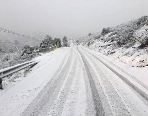 La nieve llega a Petrer y obliga a cortar varios accesos a parajes del municipio