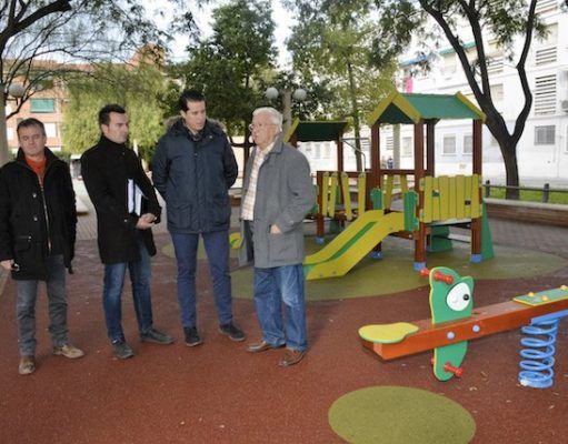 El Ayuntamiento renueva los juegos infantiles y el pavimento de los parques Severo Ochoa y Rotonda Moros y Cristianos