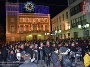 Desfile de las agrupaciones musicales de Moros y Cristianos, previo a la Media Fiesta Eldense