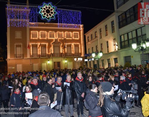 Desfile de las agrupaciones musicales de Moros y Cristianos, previo a la Media Fiesta Eldense