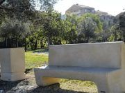 Se instalan papeleras y bancos en los jardines del PERI del Vinalopó