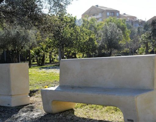 Se instalan papeleras y bancos en los jardines del PERI del Vinalopó