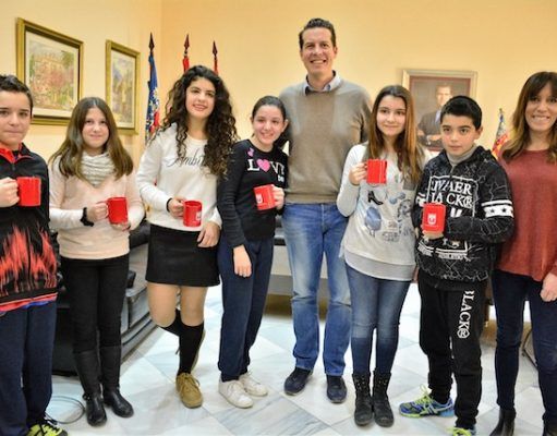 El alcalde recibe a los seis alumnos y alumnas que han obtenido el Premio Extraordinario de Educación Primaria