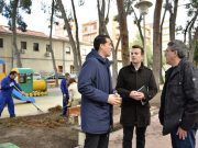 Los jardineros del plan de empleo actúan en el parque de la Concordia