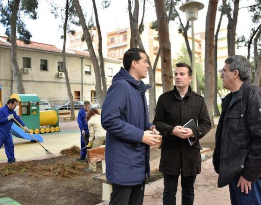 Los jardineros del plan de empleo actúan en el parque de la Concordia