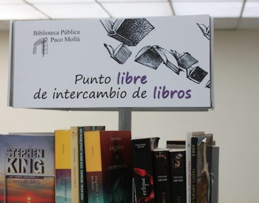 La Biblioteca Poeta Paco Mollá de Petrer crea una estantería de libros “viajeros”