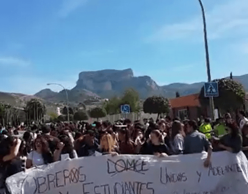 Unos 200 estudiantes se manifestaron por las calles de Petrer y Elda