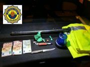La Policía Local de Elda detiene a un conductor con material para hacerse pasar por policía y drogas.