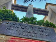 La Cruz de los Caídos de Elda aparece «decorada» homenajeando a «los otros caídos»