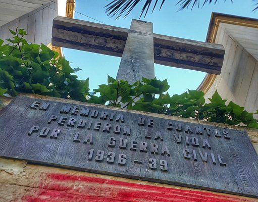 La Cruz de los Caídos de Elda aparece «decorada» homenajeando a «los otros caídos»
