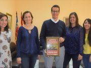 La ONG Karit entrega un cuadro realizado en Burkina Faso en agradecimiento por la colaboración del Ayuntamiento