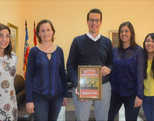 La ONG Karit entrega un cuadro realizado en Burkina Faso en agradecimiento por la colaboración del Ayuntamiento