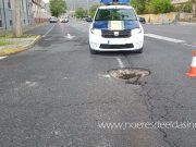 Accidente en la Avenida Pico Veleta de Elda, un autobús urbano rompe tapa de alcantarilla…
