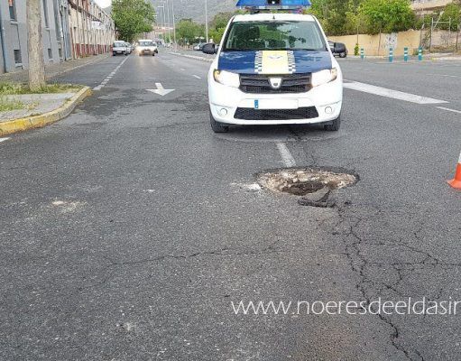 Accidente en la Avenida Pico Veleta de Elda, un autobús urbano rompe tapa de alcantarilla…