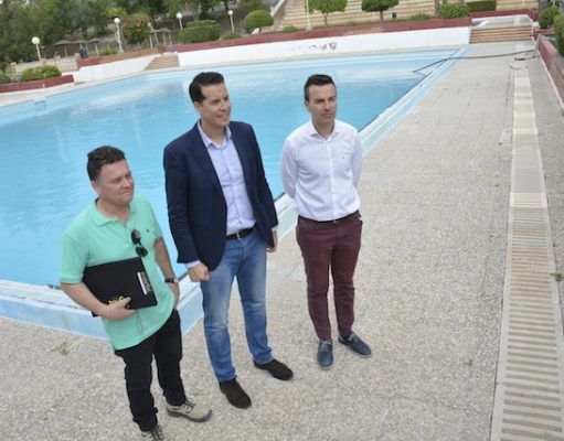 Las obras de las piscinas municipales de San Crispín permitirán el acceso al recinto a personas con movilidad reducida