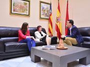 El alcalde recibe a la escritora eldense Elia Barceló con motivo de la presentación de su nuevo libro