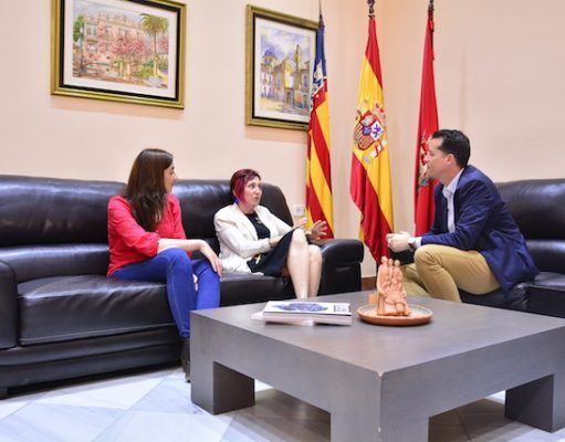 El alcalde recibe a la escritora eldense Elia Barceló con motivo de la presentación de su nuevo libro