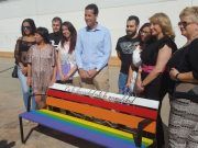 Elda pinta bancos con la bandera arcoiris para reconocer al colectivo LGTBI