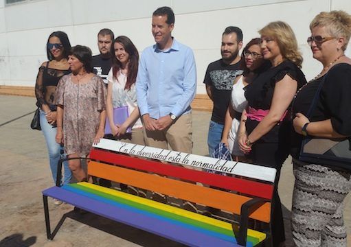 Elda pinta bancos con la bandera arcoiris para reconocer al colectivo LGTBI