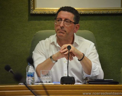 Alfonso Lacasa se despide de la alcaldía entre palabras y gestos de cariño de toda la corporación