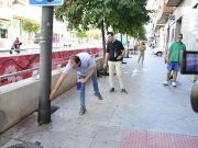 Mantenimiento aplica repelentes para proteger el mobiliario urbano de la orina de los perros