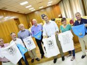 La Cofradía de los Santos Patronos, el alcalde y la concejala de Fiestas, presentan la camiseta de “correr la traca”, diseñada por Stuart Weitzman