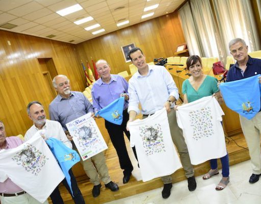 La Cofradía de los Santos Patronos, el alcalde y la concejala de Fiestas, presentan la camiseta de “correr la traca”, diseñada por Stuart Weitzman