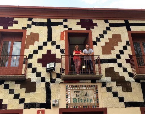 La fachada del Museo Dámaso Navarro de Petrer, luce su nueva decoración compuesta por 1017 cuadrados de ganchillo