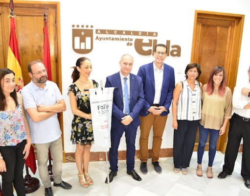 La Generalitat Valenciana entrega por primera vez el banderín del premio “Generalitat Valenciana” a las Fallas de Elda