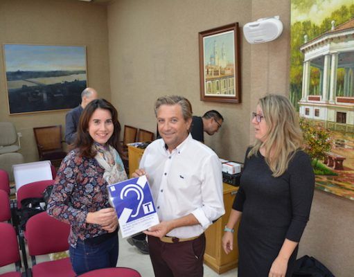 Primer pleno ordinario accesible para personas con implante coclear