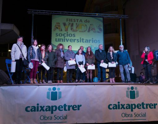 Obra Social Caixapetrer entrega 12 ayudas a estudiantes universitarios en una multitudinaria fiesta