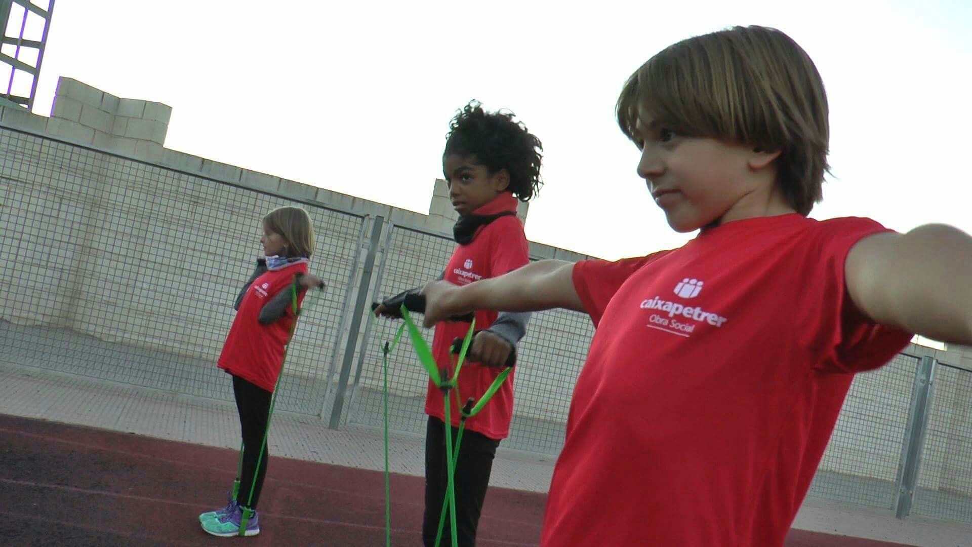 Jóvenes del Club Capet entrenando con las nuevas equipaciones