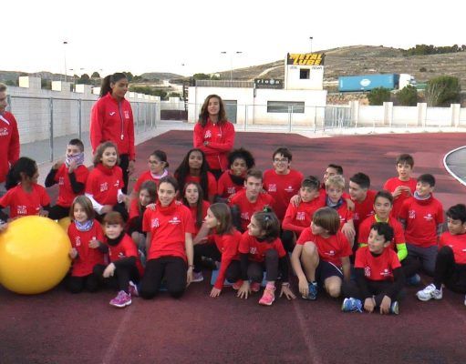 El Club de Atletismo Capet renueva su material deportivo con la ayuda de Obra Social Caixapetrer