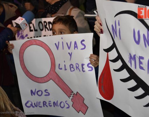 Elda guarda silencio y decreta un día de luto oficial por la muerte de Jessica, la vecina víctima de violencia de género