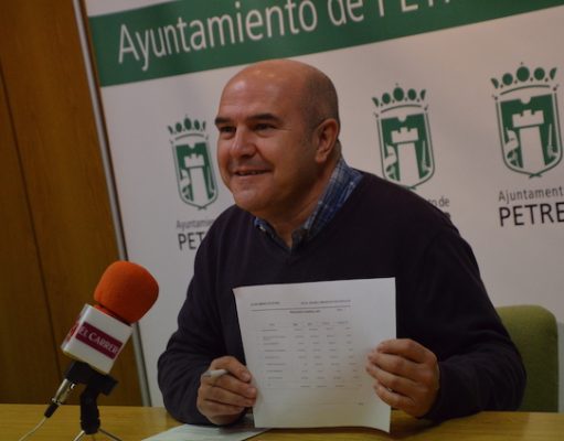 Petrer penaliza y reclamará 120.000€ a una docena de empresas por abandonar las obras o servicios públicos que se habían adjudicado mediante concurso Ramón Poveda - Archivo