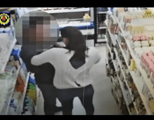 Un Policía Local de Elda, yendo de paisano, retiene a un hombre tras negarse a pagar lo que había sustraído y forcejear con la empleada