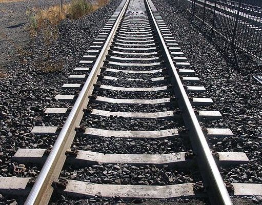 Adif se compromete a instalar un cerramiento tras detectar la Policía que se utiliza un camino paralelo y las vías del tren para llegar a los institutos