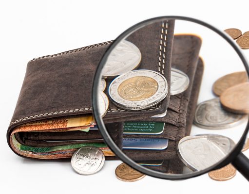 La Policía Local de Elda devuelve a una vecina un monedero con casi 1.000 euros que se dejó olvidado en un supermercado monedero recuperado policia Elda