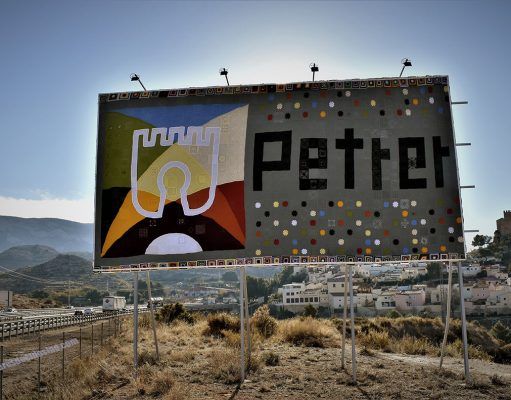 Petrer se promociona con la primera valla de ganchillo de la Comunidad Valenciana Valla de ganchillo en Petrer