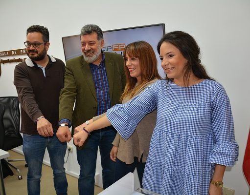 Alumnas del CIPFP Valle de Elda, diseñan, elaboran y comercializan pulseras para dar una beca a un alumno para el próximo curso Pulseras solidarias CIPFP Valle de Elda