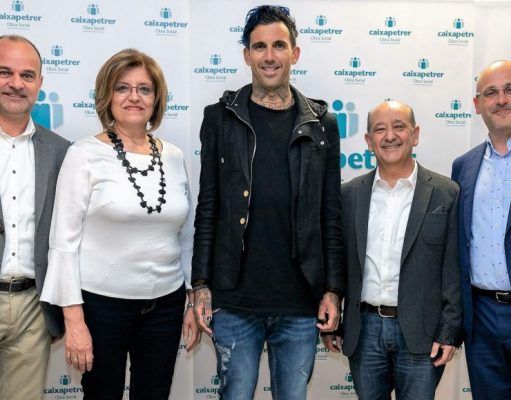 Conferencia de Josef Ajram en Petrer, durante la inauguración de EncuentrOS Caixapetrer Miembros del Consejo Rector de Caixapetrer junto a Josef Ajram