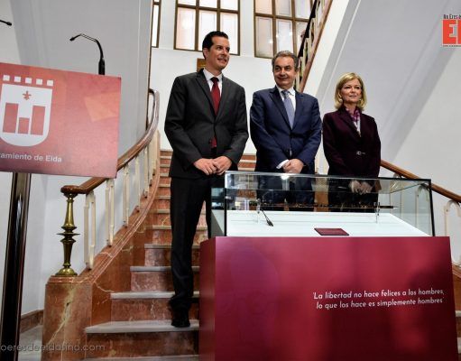José Luis Rodríguez Zapatero, inaugura en Elda la exposición de la vara de mando del último presidente de la Segunda República, Manuel Azaña