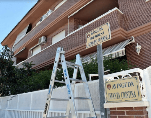 El Ayuntamiento de Petrer sustituye la placa de la Avenida Infanta Cristina por Avenida Presidente Adolfo Suárez Noticias Petrer - Retiran Placa avenida Infanta Cristina