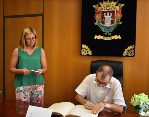 La alcaldesa de Petrer recibe a Simone Iannarelli, compositor del “Concierto de Petrer”