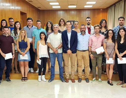 El Ayuntamiento de Elda se despide de 39 jóvenes que han formado parte del programa EMCUJU, en agosto se incorporarán 90 nuevos jóvenes Noticias Elda - Despedida Emcujus Julio 2018