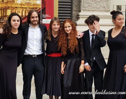 La eldense Mariluz García Vañó, que pertenece a la Orquesta joven de Alicante acaba de obtener el segundo premio, en el prestigioso festival Summa Cum Laude de Viena. Mari Luz García Vañó, al lado del director, con cinturón rojo