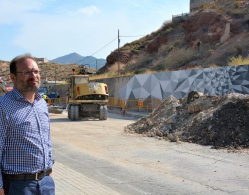 Comienzan las obras para reparar el hundimiento de la calzada en el Paseo de la Mora de Elda